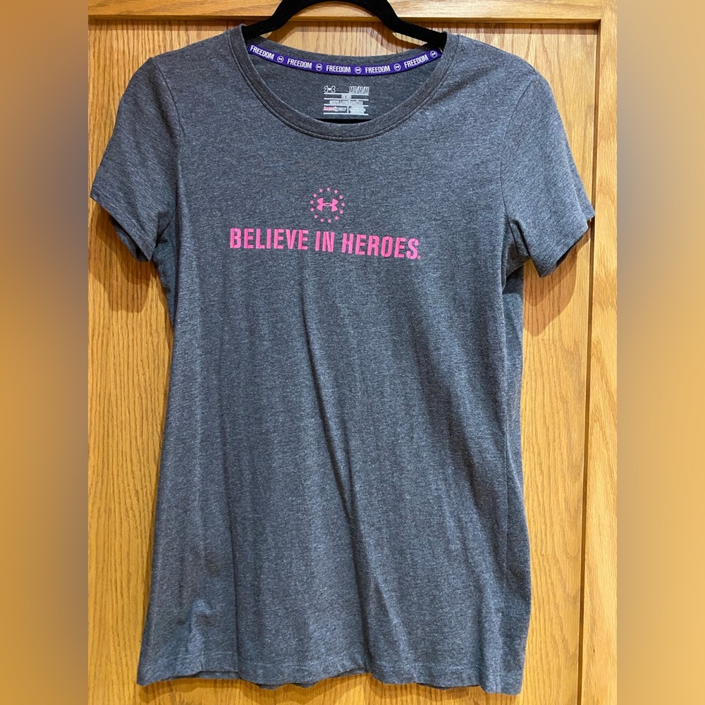 Under Armour Women’s size medium fitted, gray wounded warrior project tshirt.